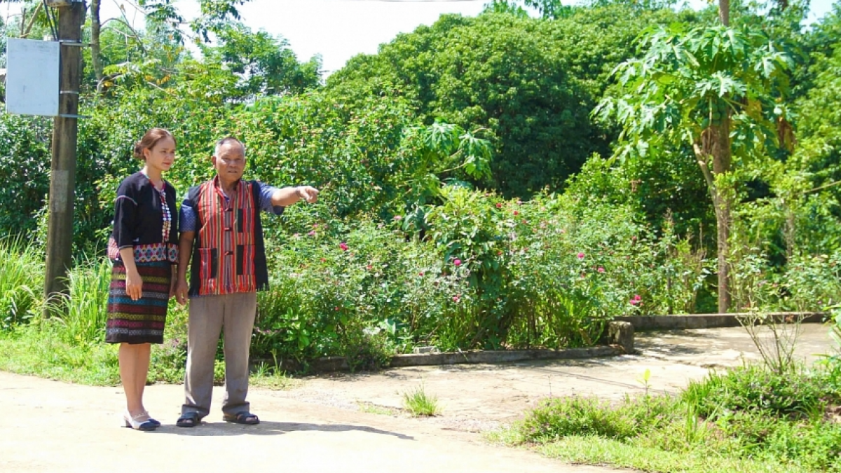 Già làng Hồ Phay hạnh phúc khi thôn Xung Phong có con đường bê tông nhờ sự đóng góp của ông và người dân