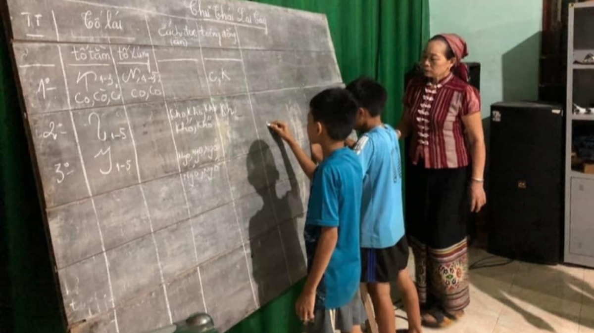 Nghệ nhân Sầm Thị Xanh dạy trong lớp học chữ Thái.