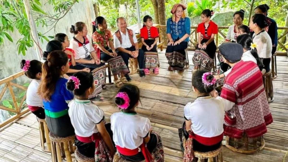 Nghệ nhân Sầm Thị Xanh còn truyền tải văn hóa Thái vào lời thơ ý nhạc. 