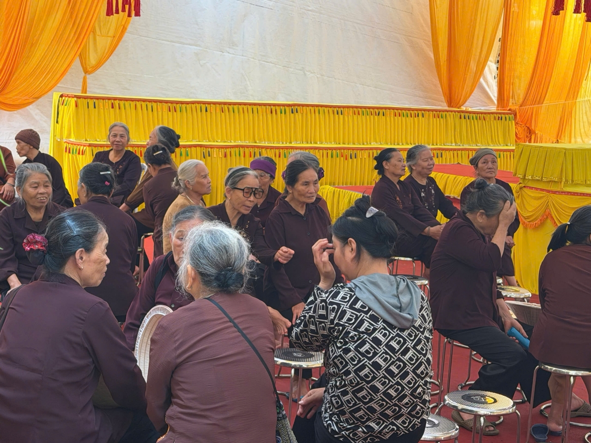 Người dân túc trực tại chùa phục vụ lễ tang Trưởng lão Hòa thượng (Ảnh: Hồng Thúy)