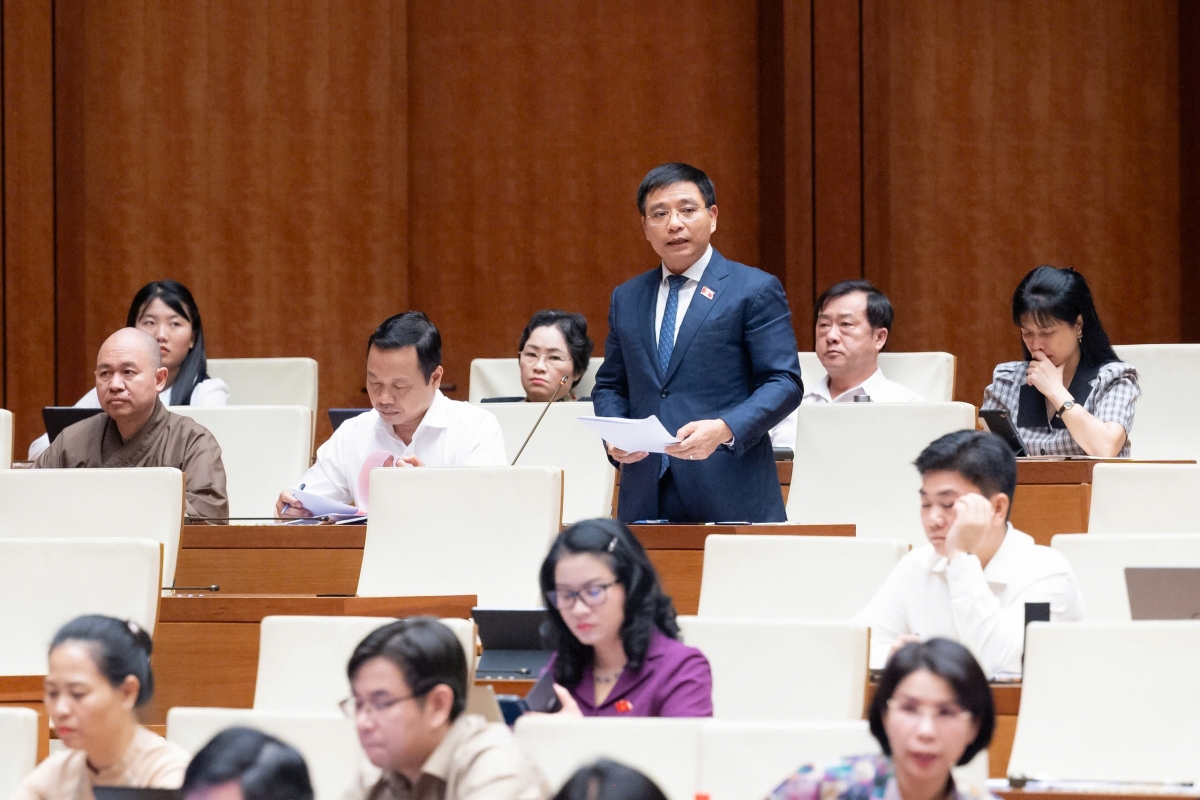 Phó Thủ tướng Nguyễn Văn Thắng phát biểu, làm rõ vấn đề đại biểu Quốc hội nêu về vấn đề an toàn thực phẩm. Ảnh TTĐT QH