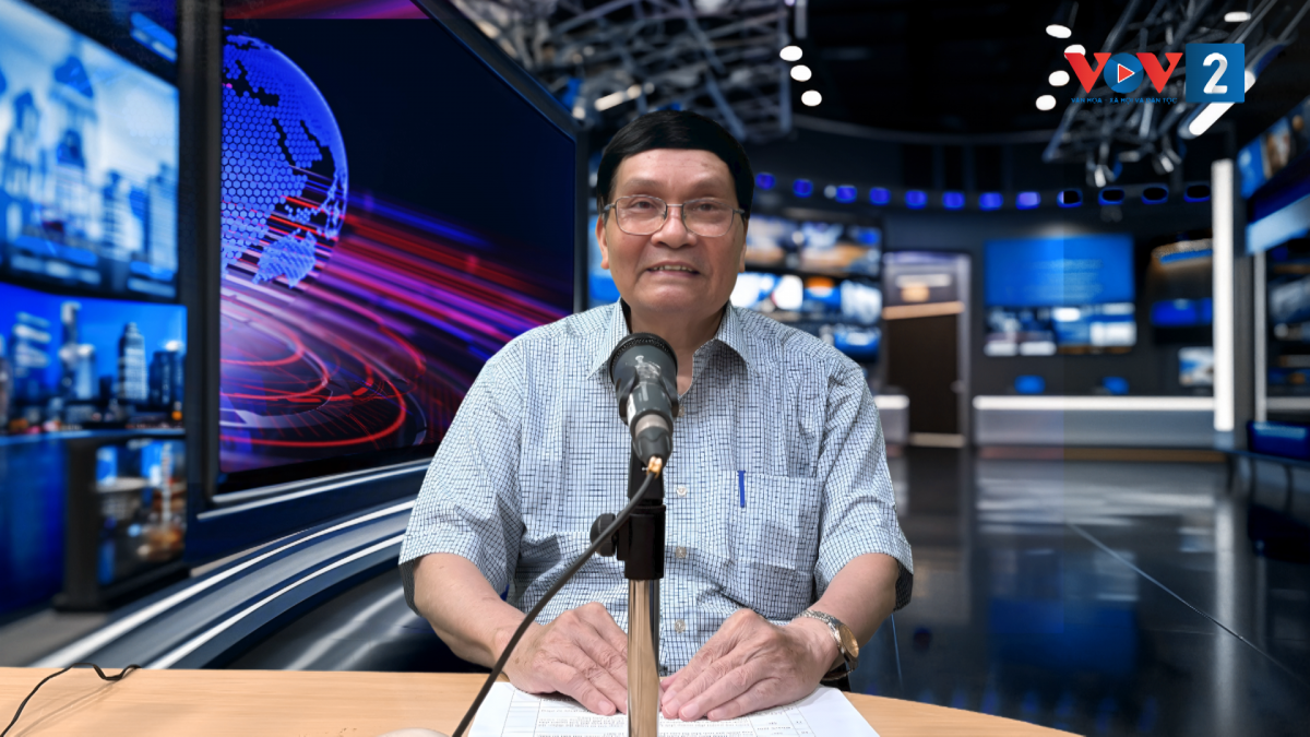 Chuyên gia giao thông Nguyễn Văn Thanh tại phòng thu trực tiếp VOV2