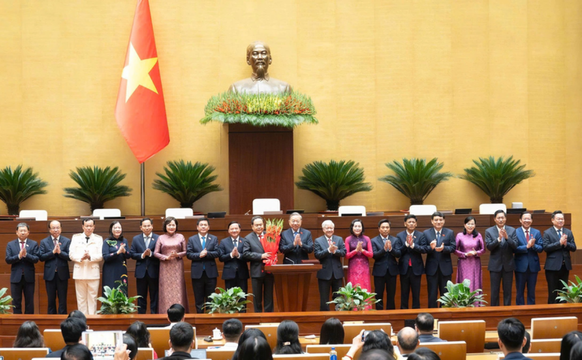 Tổng Bí thư Tô Lâm thay mặt các đại biểu Quốc hội khóa XVI tặng hoa chúc mừng Chủ tịch Quốc hội Trần Thanh Mẫn, các Phó Chủ tịch Quốc hội và Ủy viên Ủy ban Thường vụ Quốc hội - Ảnh: VGP