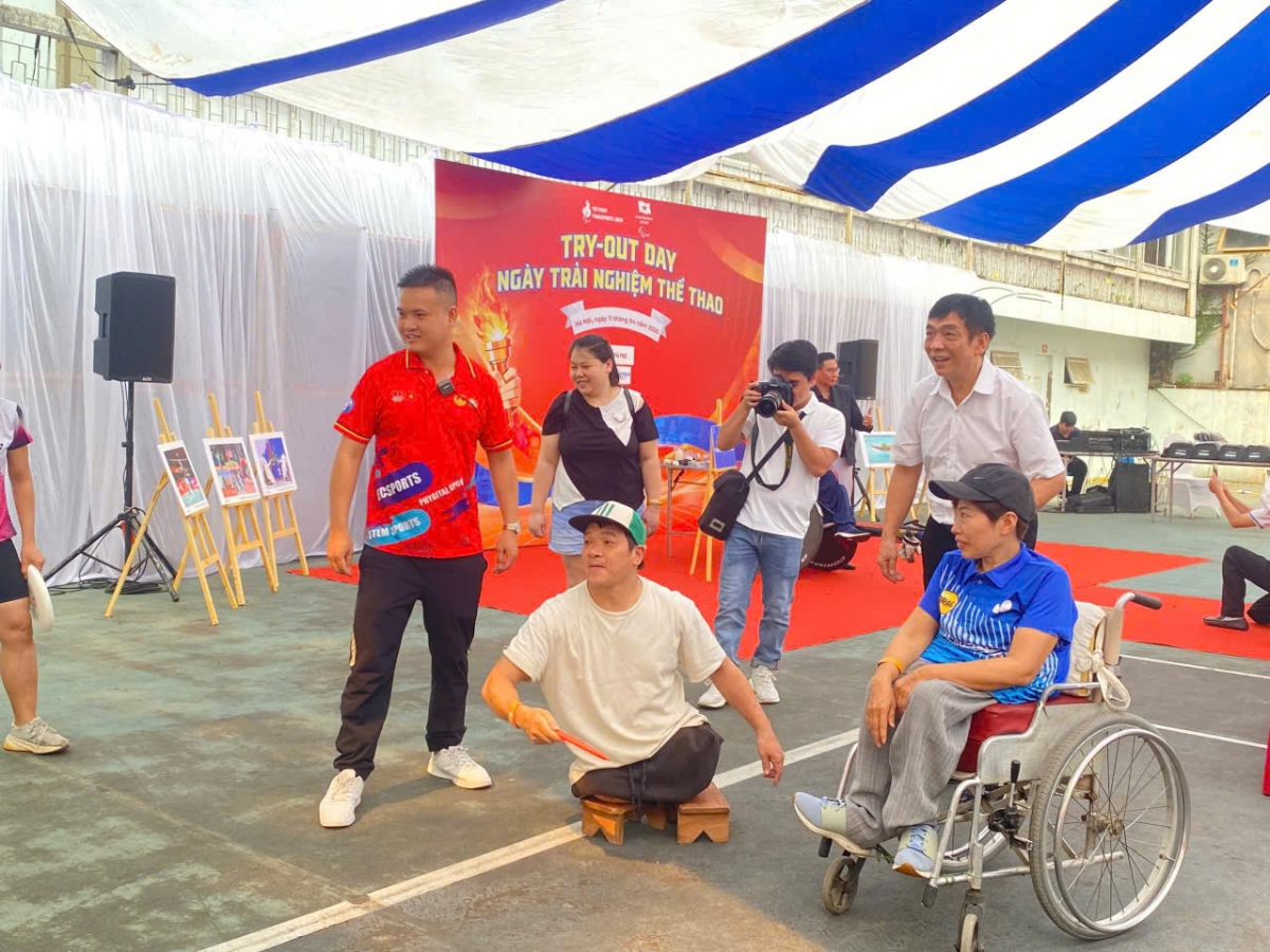 Anh Lê Văn Thăng (áo đỏ) hướng dẫn cho người chơi (Ảnh: NVCC)