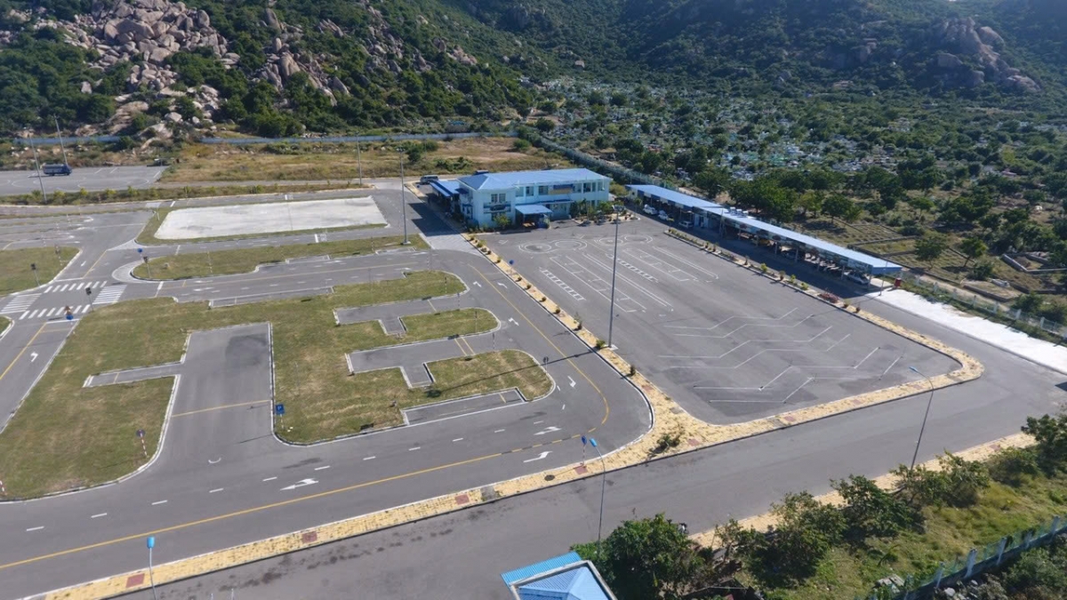 Sân tập và tổ chức thi sát hạch trường Cao đẳng Công nghệ - Năng lượng Khánh Hòa đạt chuẩn quy định giúp học viên rèn luyện và thực hành đảm bảo. Ảnh: Trường CĐ CNNLKH