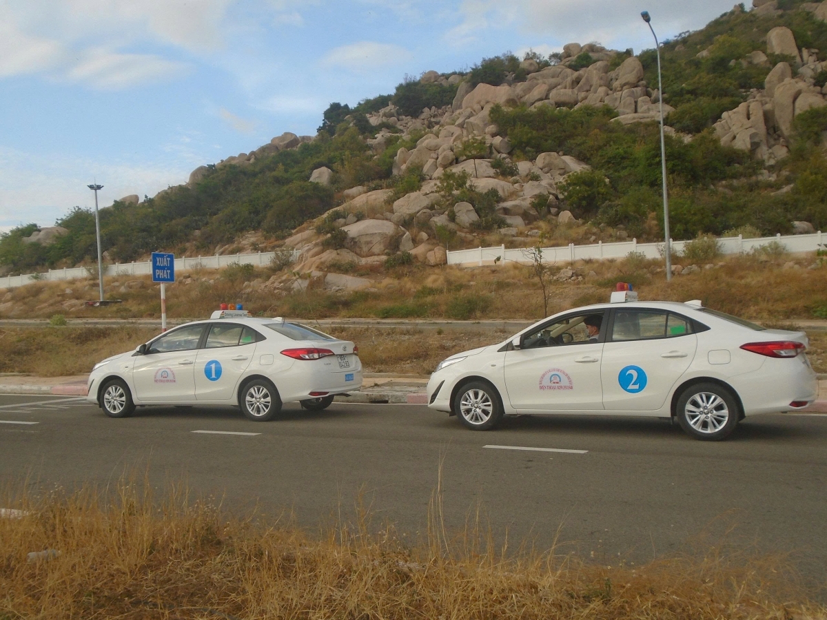 Người học lái xe được học luyện trên sân với những tình huống mô phỏng như tham gia giao thông thực tế. Ảnh: Trường CĐ CNNLKH