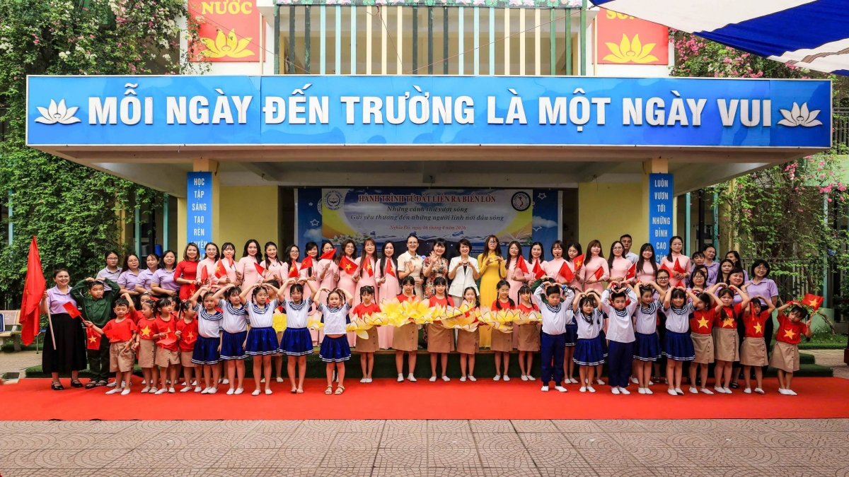 Thầy cô và học sinh trường tiểu học Văn Tiến Dũng đã có một buổi sinh hoạt đầu tuần nhiều ý
 