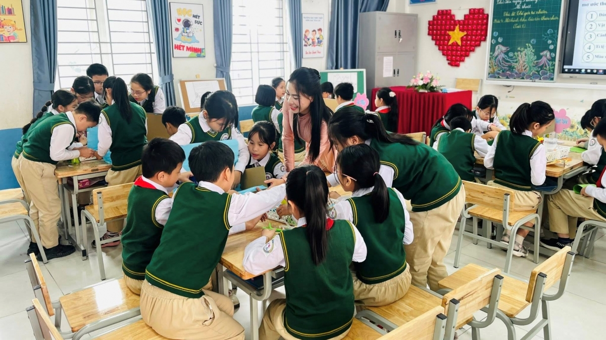 Được học gần nhà, học sinh sẽ có thêm thời gian nghỉ ngơi và giảm tải ách tắc giao thông do quá trình đưa đón con em của phụ huynh. Ảnh: Trường TH Minh Khai A, phường Tây Tựu, Hà Nội