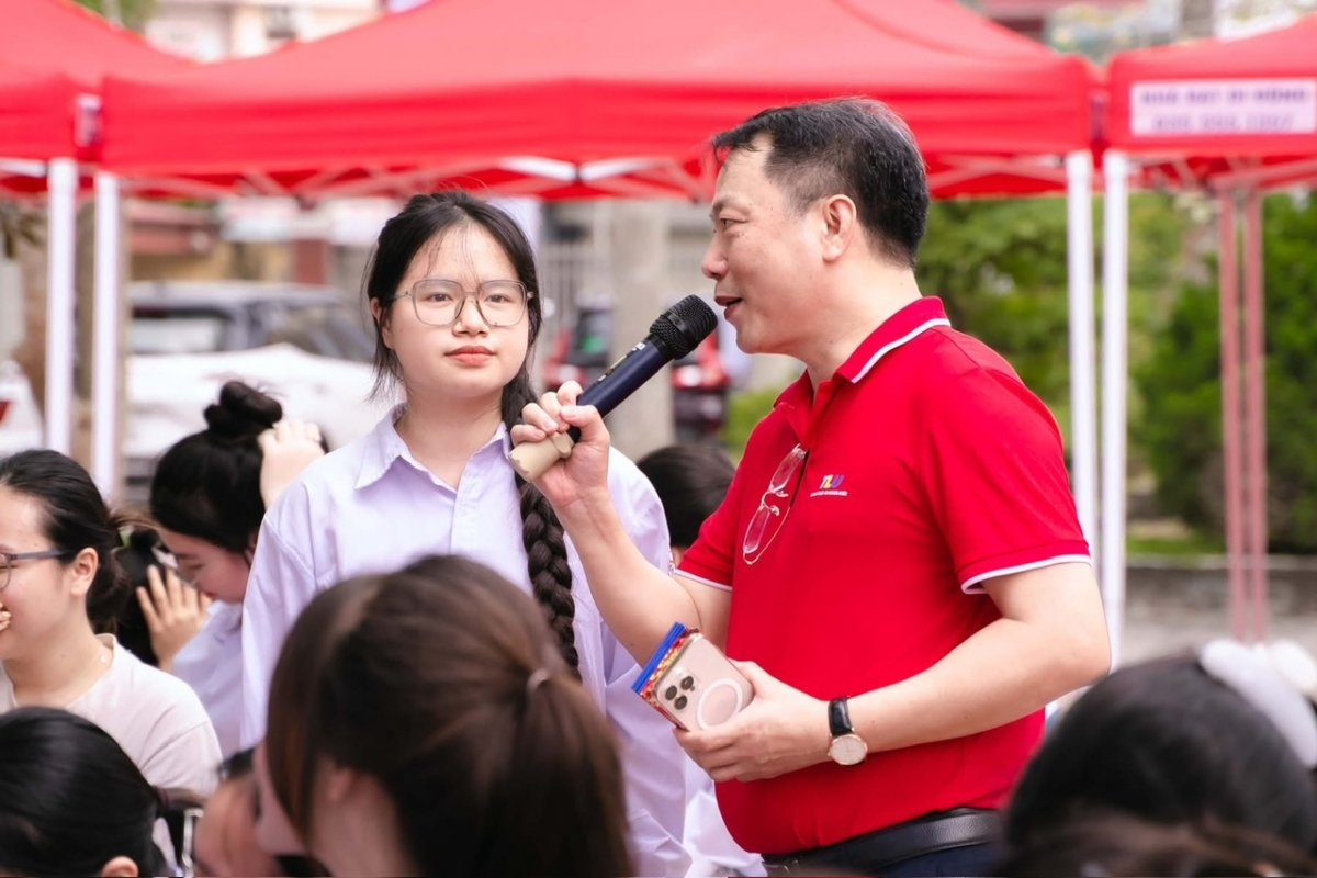 Tiến sĩ Trần Khắc Thạc - Trưởng phòng Đào tạo của trường Đại học Thuỷ Lợi tư vấn trực tiếp
cho thí sinh tại  trường THPT (Ảnh: ĐH Thủy lợi )