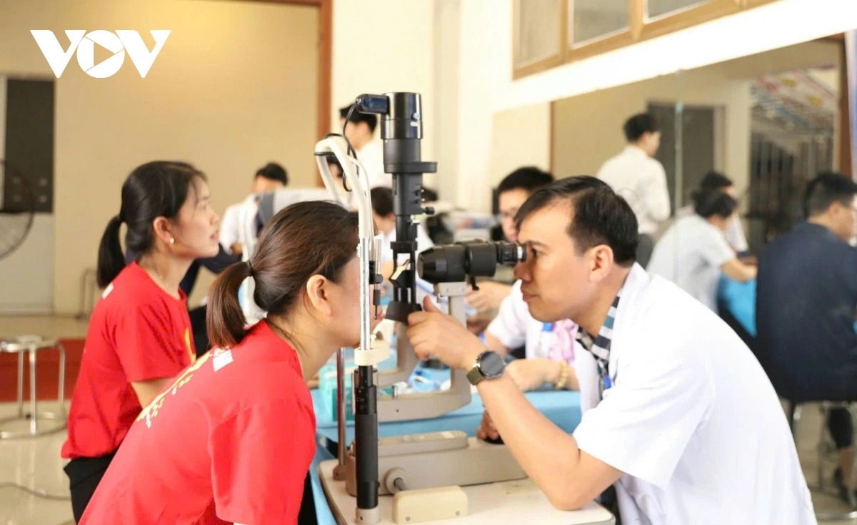 Trong tháng công nhân, Liên đoàn Lao động TP Hải Phòng phối hợp với các đơn vị tổ chức khám bệnh miễn phí cho công nhân lao động