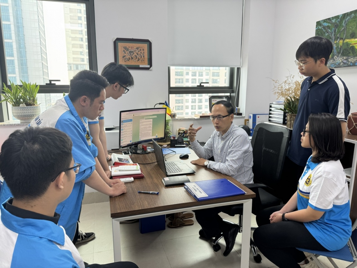 GS.TS Bùi Tiến Thành, Trưởng khoa Công trình và nhóm sinh viên vận hành chatbot tư vấn tuyển sinh, định hướng nghề nghiệp của trường ĐH Giao thông vận tải  (Ảnh: Thu Lương )