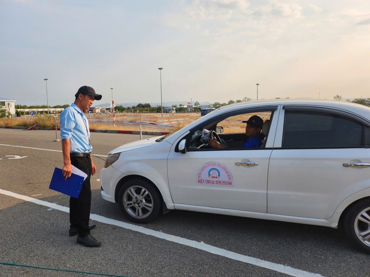 Thầy Trần Hữu Trí, Giám đốc Trung tâm Đào tạo và sát hạch lái xe cơ giới đường bộ, Trường Cao đẳng Công nghệ - Năng lượng Khánh Hòa (Ảnh: NVCC)