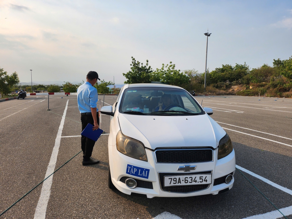 Học lí thuyết, rèn tay lái, lái xe còn cần thực tế tham gia giao thông. Ảnh: Trường CĐ CNNLKH