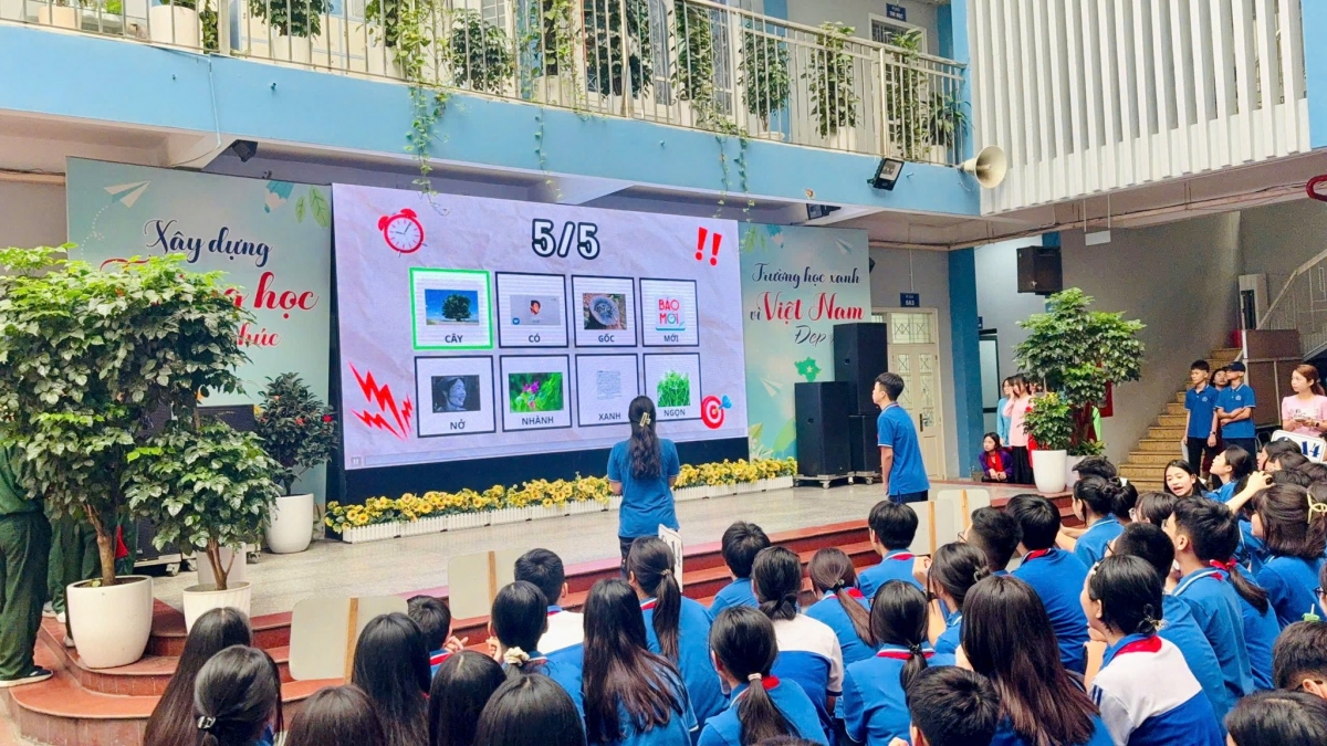 Học sinh trường biến những thành ngữ, tục ngữ quen thuộc như “Uống nước nhớ nguồn”, “Ăn quả nhớ kẻ trồng cây”… thành những phần rap đầy sáng tạo, sôi động (Ảnh: THCS Chương Dương)