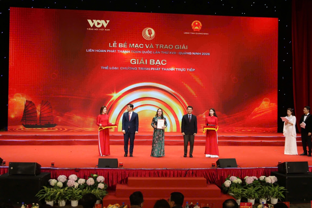 Tác giả Thu Hòa đại diện nhóm tác giả lên nhận giải