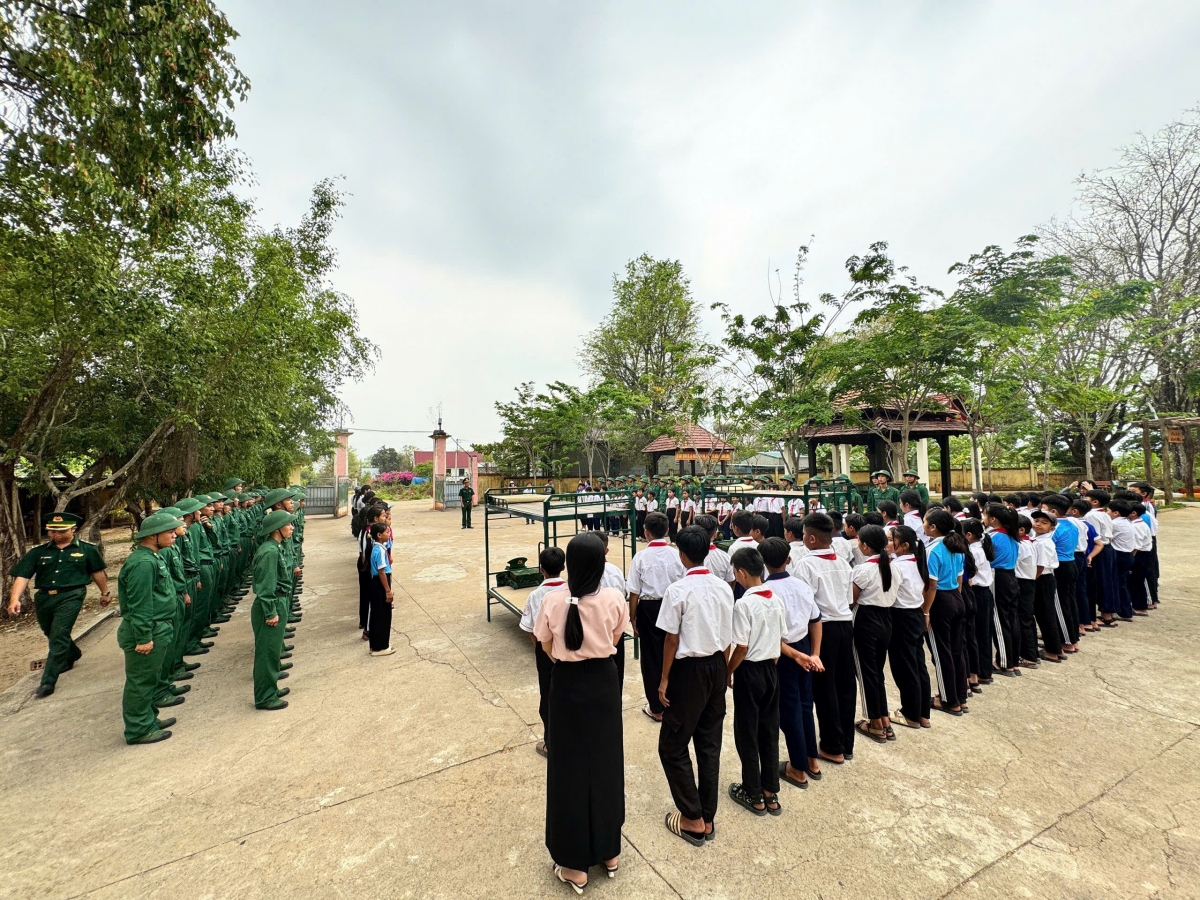 Chương trình có sự tham gia của gần 300 cán bộ, chiến sĩ, giáo viên và học sinh (Ảnh: CTV)