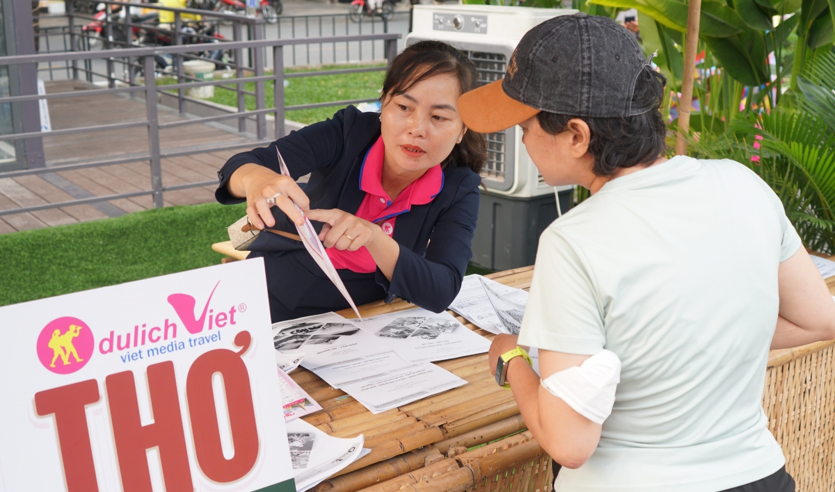 Du khách tìm hiểu tour cho kỳ nghỉ lễ 30/4-1/5. Ảnh: Du lịch Việt