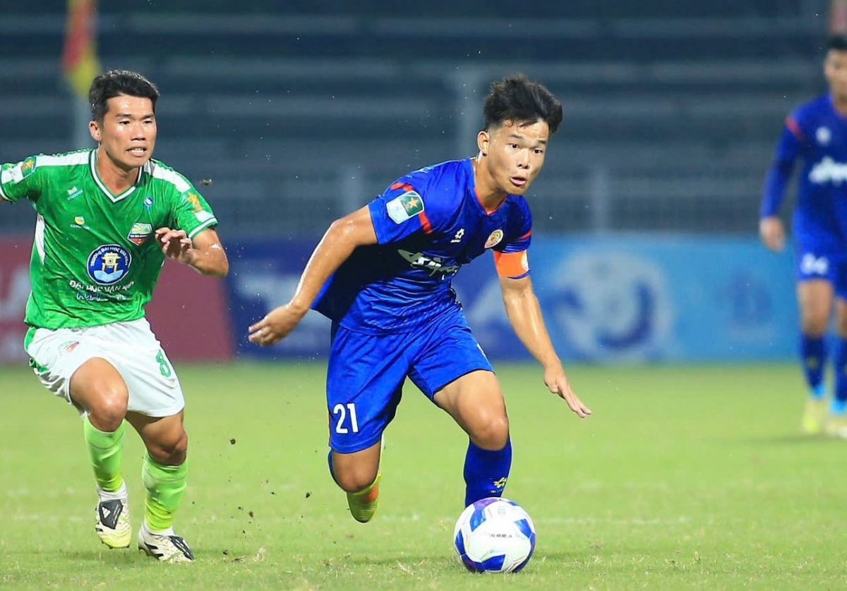 Cầu thủ đôi bên đều thể hiện quyết tâm rất cao (Ảnh: PVF)