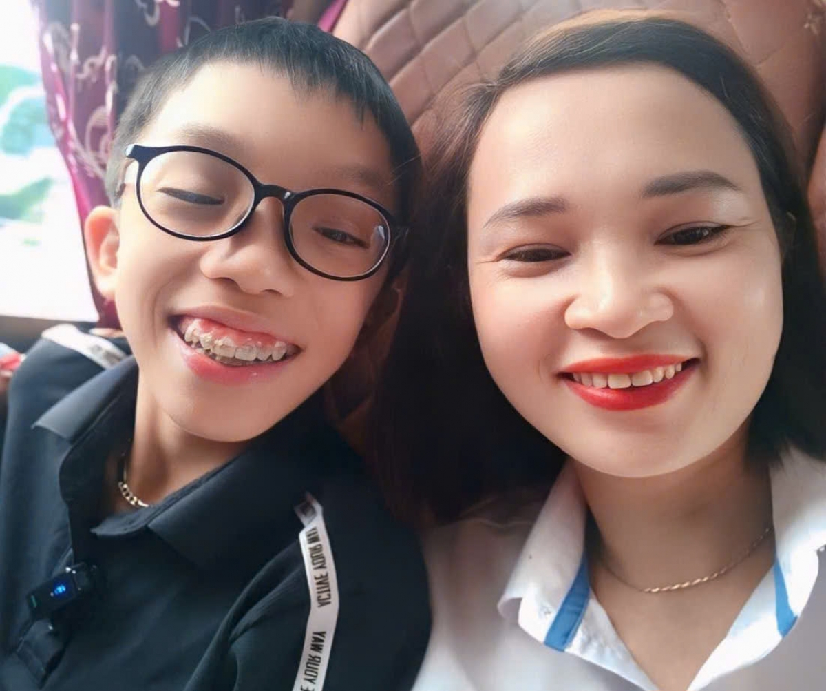 Chị Dưỡng hạnh phúc khi thấy Gia Bảo có nhiều tiến bộ trong quá trình điều trị bệnh. Ảnh NVCC