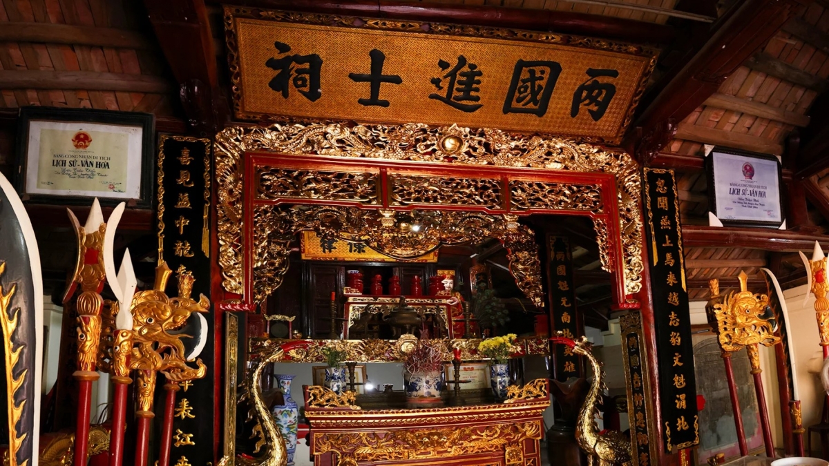 Án thờ trong đền thờ Lưỡng quốc Tiến sĩ Triệu Thái. Ảnh: baophutho.vn