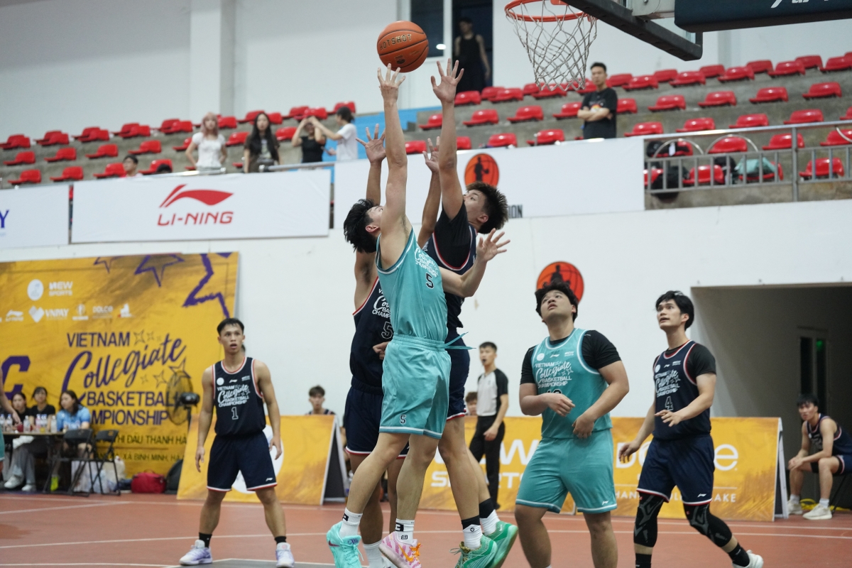 Trận bán kết nam giữa trường Đại học Kinh tế - ĐHQGHN gặp Trường Đại học Anh Quốc Việt Nam
(Ảnh: BTC)