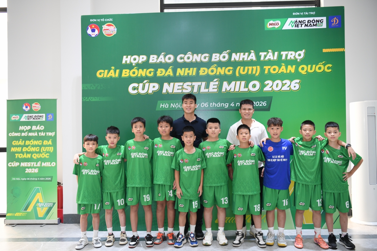 Các cầu thủ nhí tham dự giải bóng đá Nhi đồng toàn quốc 2026 giao lưu cùng hai tuyển thủ quốc gia Duy Mạnh và Tuấn Hải (ảnh: BTC)