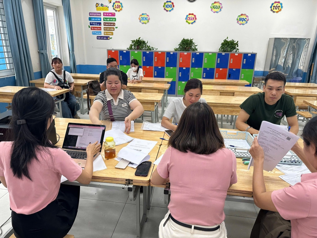 "Không biết năm nay con mình sẽ học ở đâu và phụ huynh có còn rút hồ sơ ở tiểu học để nộp lên trường cấp 2 cho con hay tất cả sẽ thực hiện trên hệ thống số?", chị Lưu Nhung, một phụ huynh băn khoăn. Ảnh: trường TH Minh Khai A mùa tuyển sinh 2025-2026.