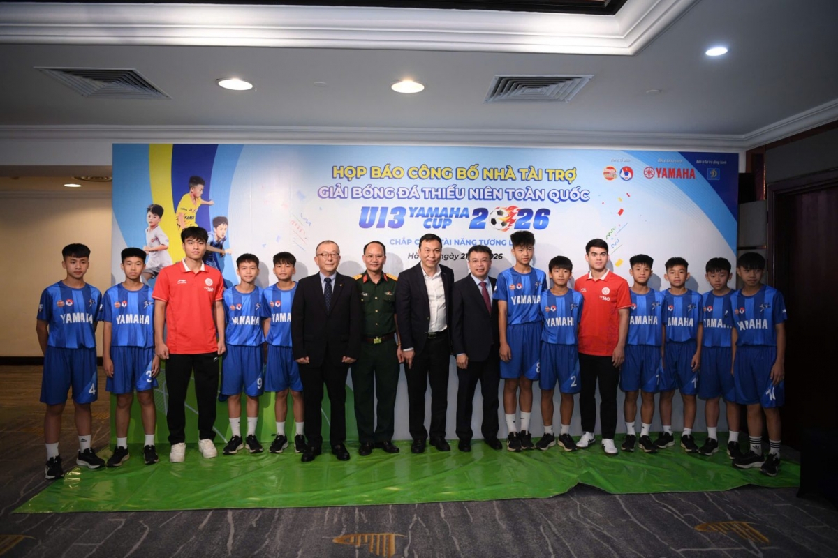 Tuyển thủ U23 Việt Nam Khuất Văn Khang và Nguyễn Công Phương truyền cảm hứng cho các em nhỏ (Ảnh: BTC)