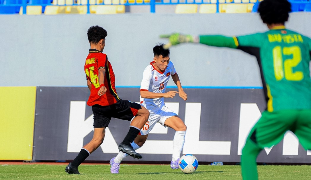 Các cầu thủ Timor Leste bất lực trong việc ngăn chặn các pha tấn công của U17 Việt Nam (Ảnh: VFF)