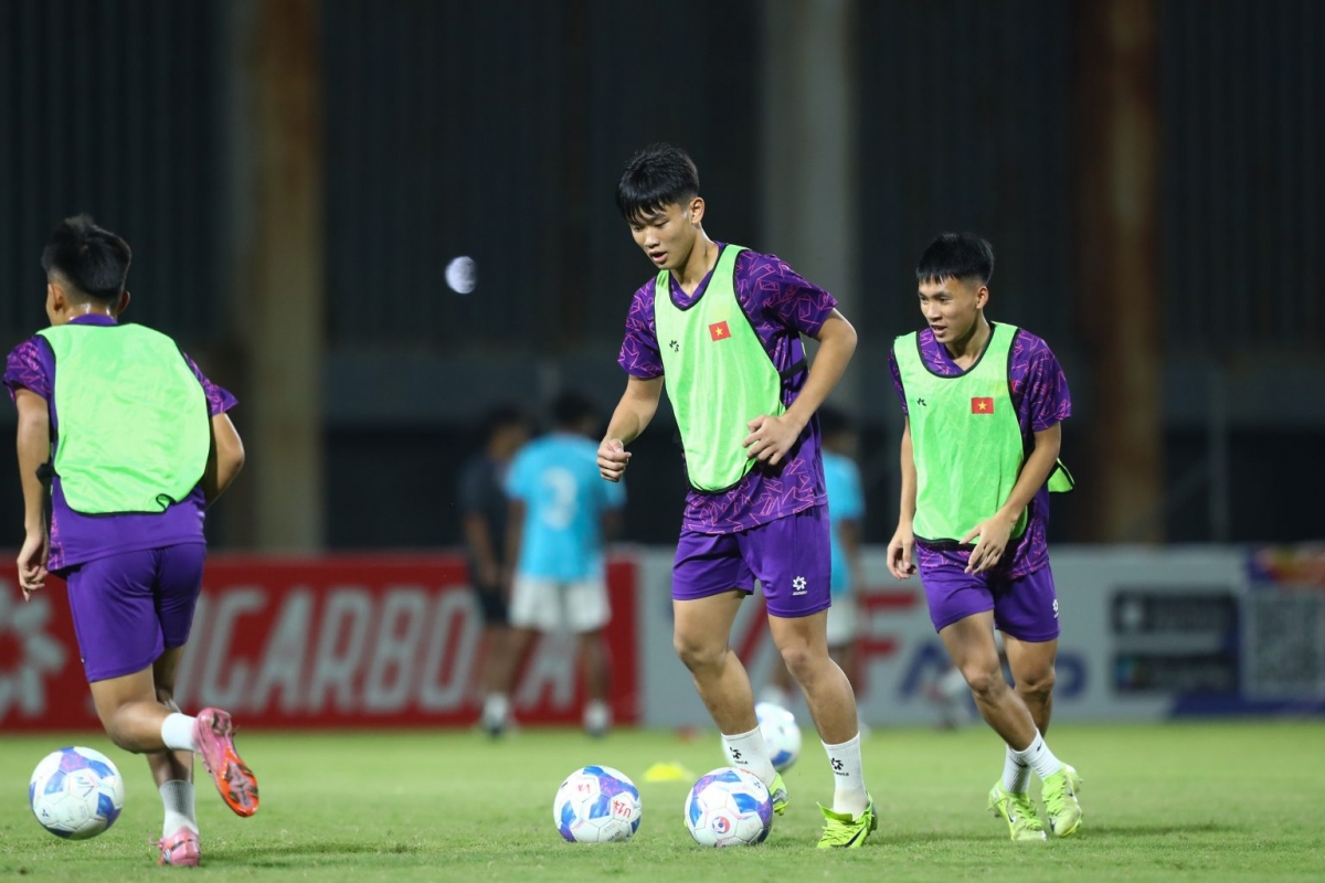 Các cầu thủ trẻ tích cực rèn quân tại Trung tâm đào tạo bóng đá trẻ Việt Nam (Ảnh: VFF)