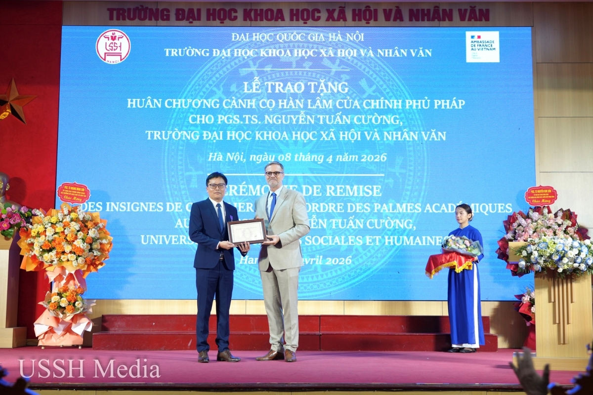 Ngài Olivier Brochet, Đại sứ nước Cộng hoà Pháp tại Việt Nam trao Huân chương Cành cọ Hàn lâm cho PGS.TS Nguyễn Tuấn Cường (Nghiên cứu viên cao cấp) (Ảnh: USSH)