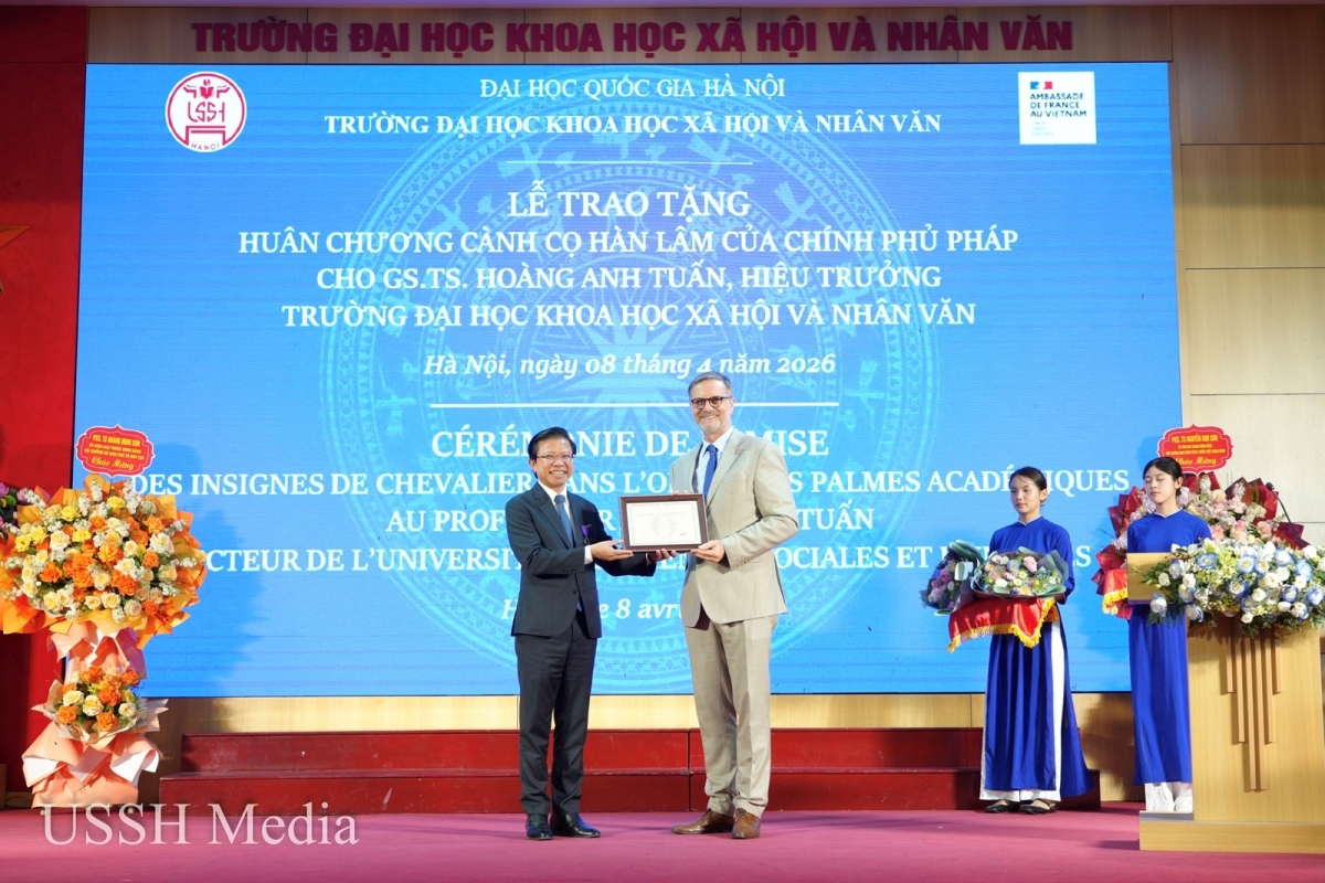 Ngài Olivier Brochet, Đại sứ nước Cộng hoà Pháp tại Việt Nam trao Huân chương Cành cọ Hàn lâm cho GS.TS Hoàng Anh Tuấn - Hiệu trưởng Trường ĐH Khoa học Xã hội &amp; Nhân văn (Ảnh: USSH)