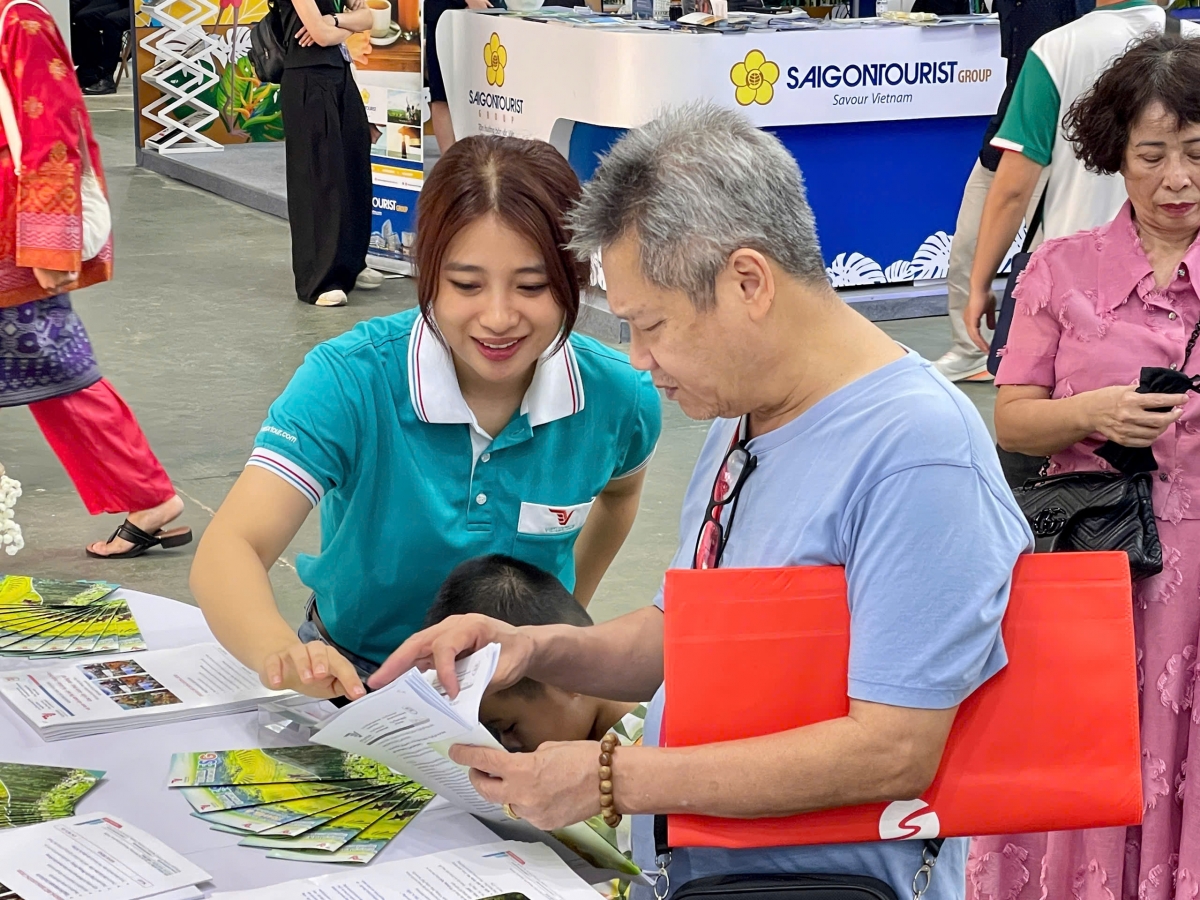 Du khách tìm hiểu tour tại Hội chợ VITM 2026