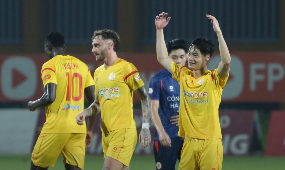 Xuân Bắc gỡ hoà ngay đầu hiệp 2 (Ảnh: PVF)