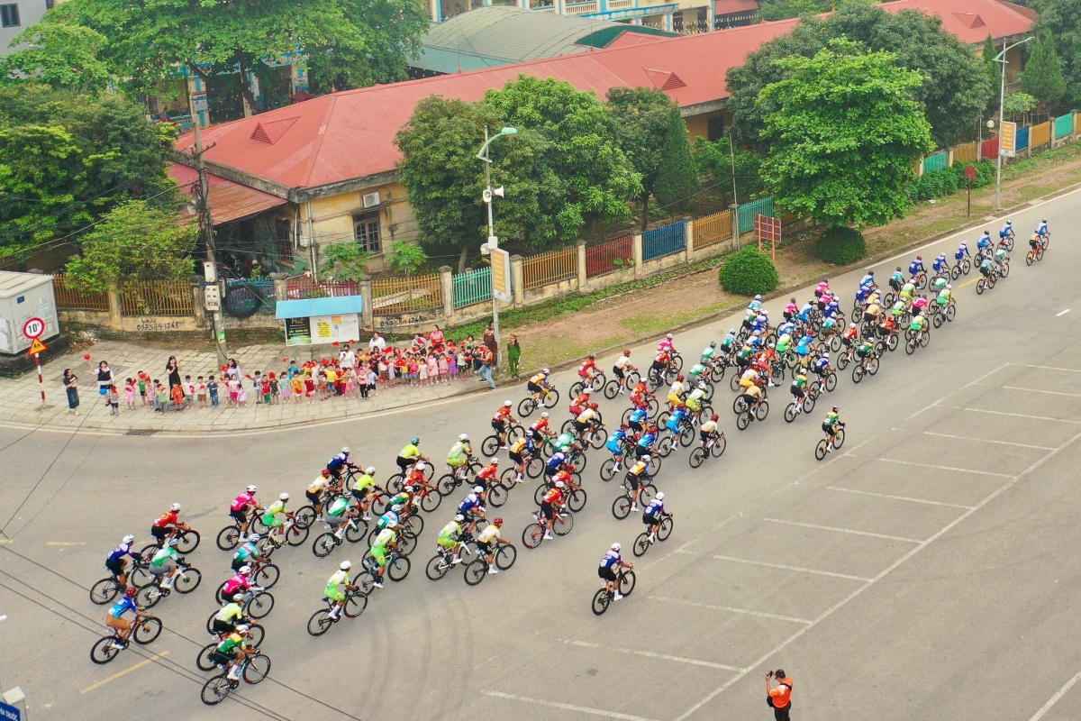 Các cua-rơ tranh tài ở chặng khai mạc Cuộc đua xe đạp toàn quốc tranh Cúp truyền hình TP.HCM, HTV-Tôn Đông Á 2026 (ảnh: BTC)