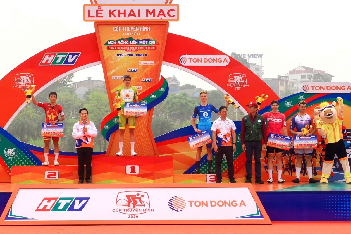 BTC trao thưởng cho các tay đua xuất sắc nhất của chặng 1 Cuộc đua xe đạp toàn quốc tranh Cúp truyền hình TP.HCM, HTV-Tôn Đông Á 2026 (ảnh: BTC)