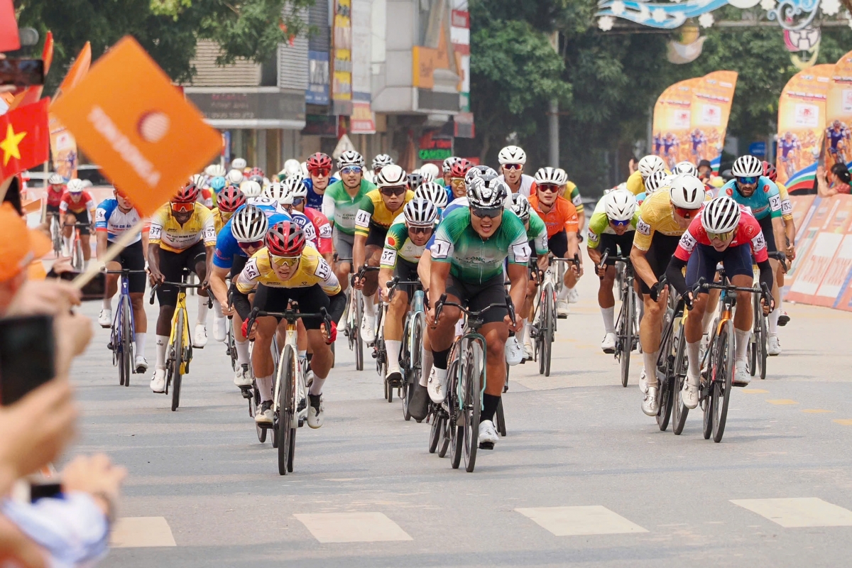 Các cua-rơ nỗ lực hoàn thành chặng đua để có vị trí cao nhất (Ảnh BTC)