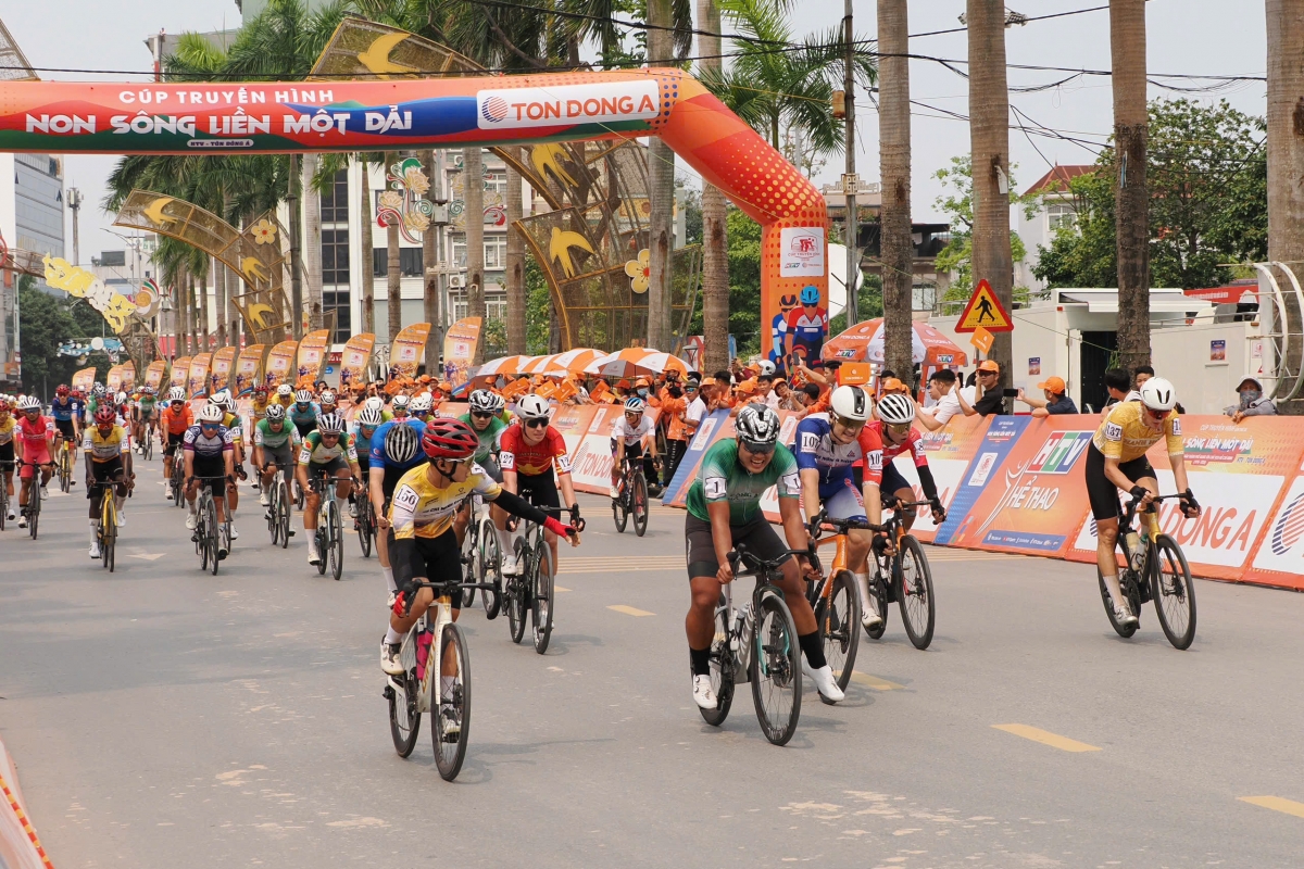 Nguyễn Văn Bình (áo vàng bên trái) giành được áo cam dù cán đích vị trí thứ 2 (Ảnh BTC)