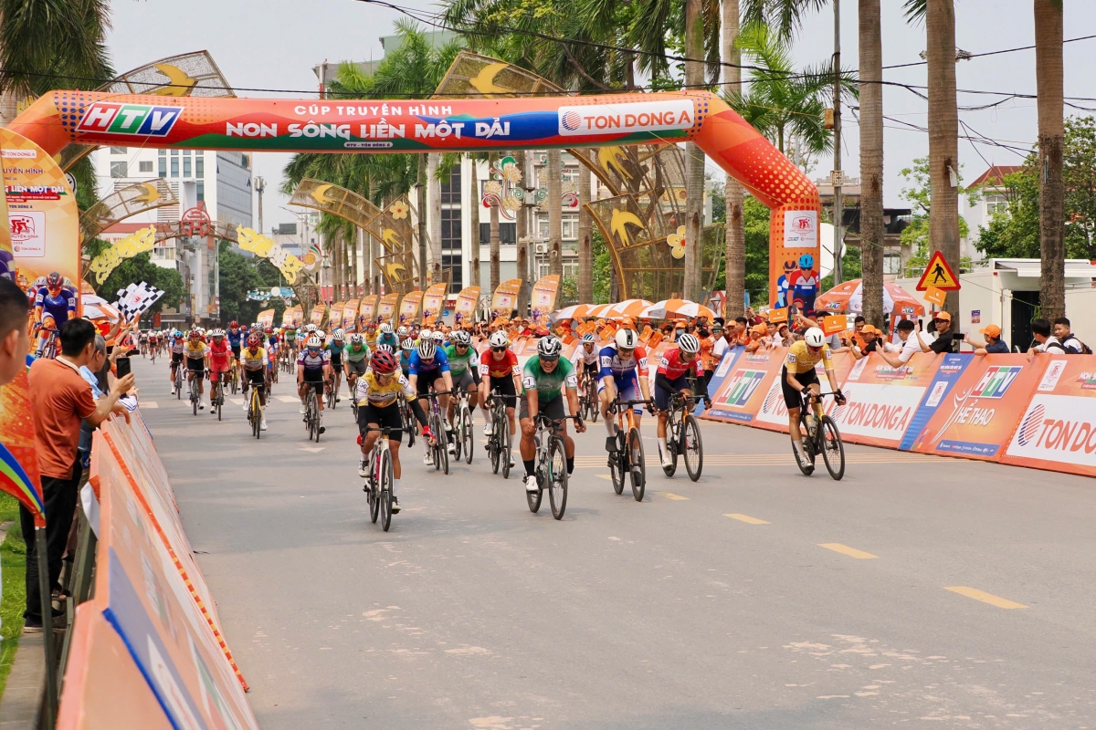 Các tay đua hướng tới tranh tài ở chặng 3 ngày 05/4 (Ảnh BTC)