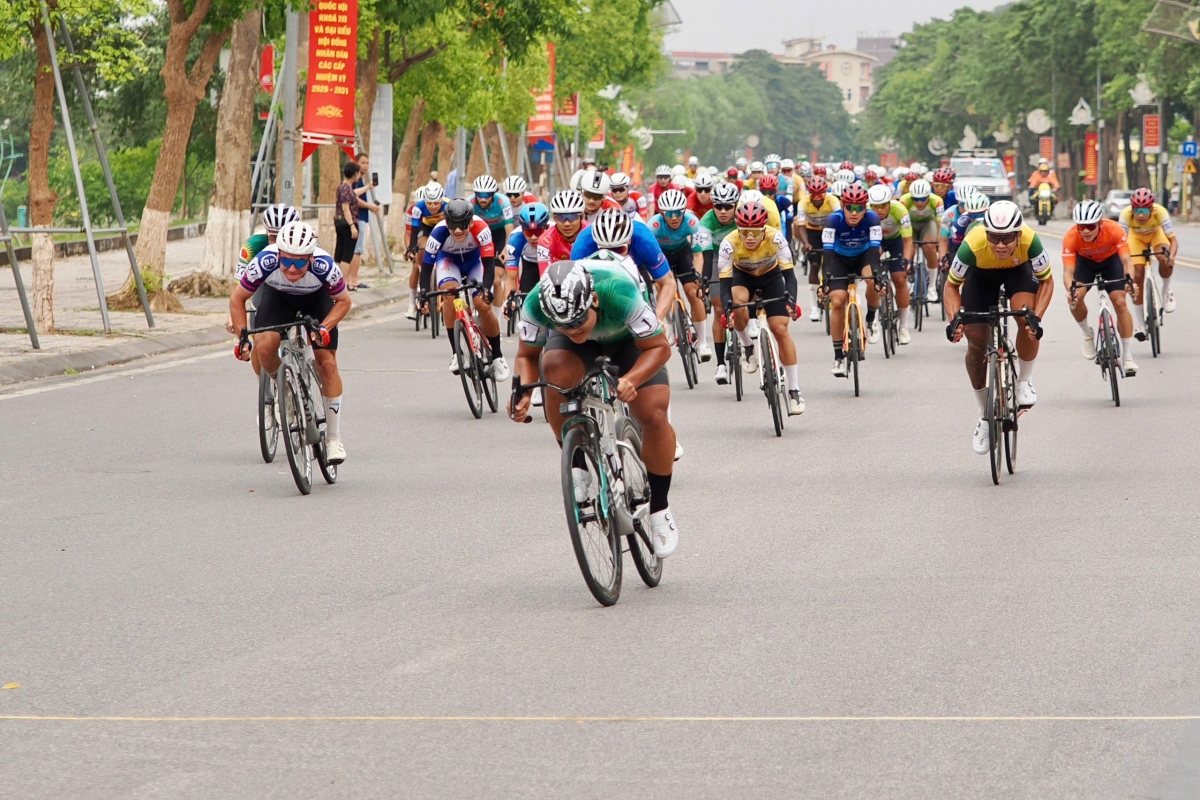 Cua-rơ Trần Tuấn Kiệt (đầu tiên) bức tốc thành công (Ảnh BTC)