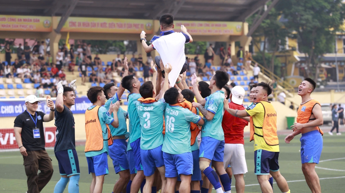 Các cầu thủ cùng BHL của FC Sao vui mừng với chức vô địch (Ảnh BTC)