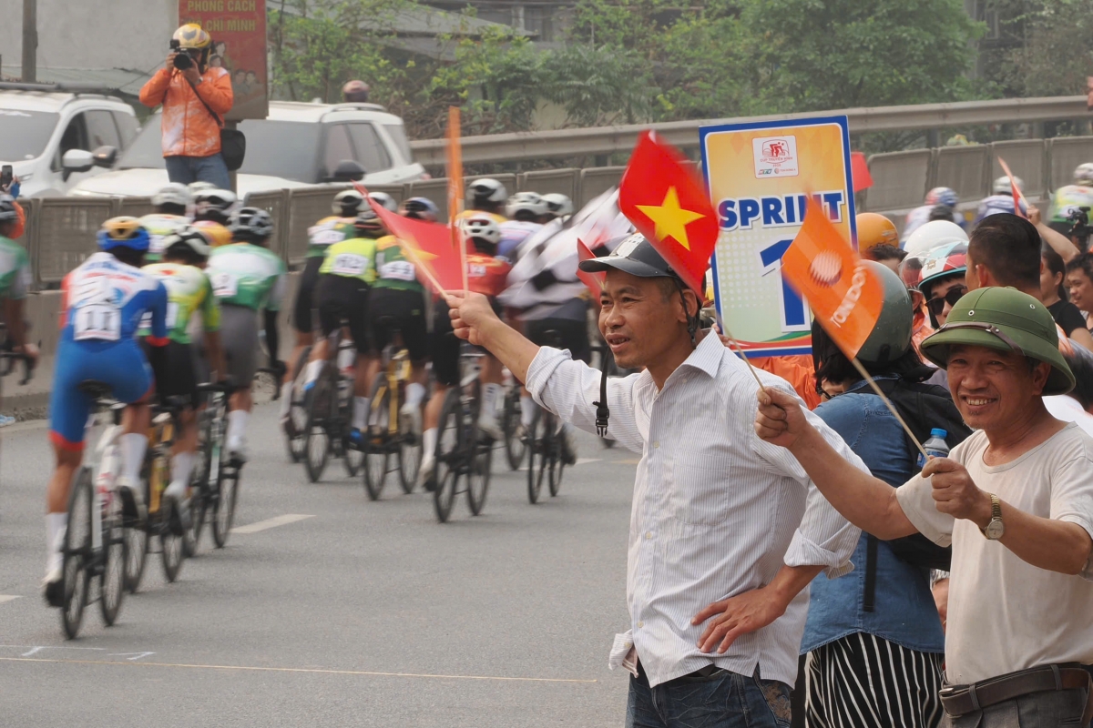 Đông đảo người dân cổ vũ các tay đua tham dự giải xe đạp toàn quốc HTV - Tôn Đông Á (ảnh: BTC)