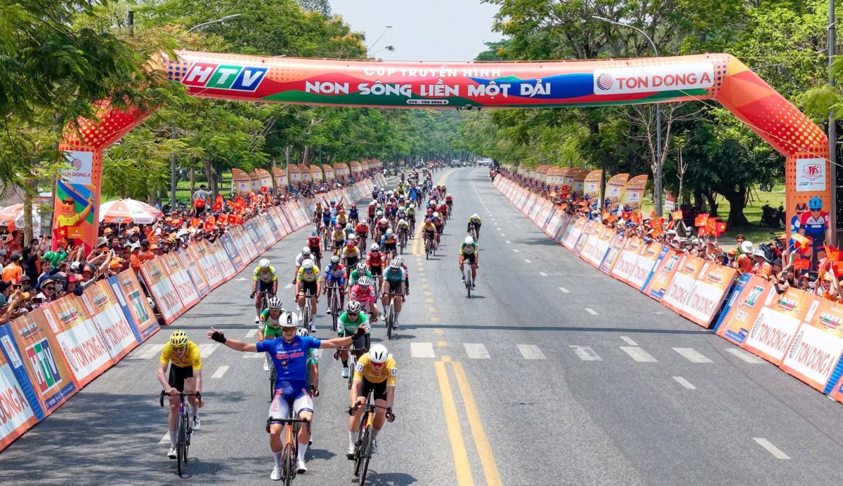 Patrick Patterson (áo xanh) ăn mừng sau khi rút thắng để cán đích đầu tiên chặng 8 (ảnh: BTC)