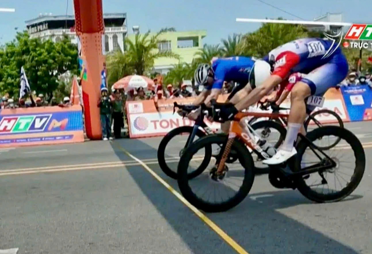 Trọng tài phải xem lại băng ghi hình để xác định Patrick Patterson là người thắng chặng (ảnh: BTC)