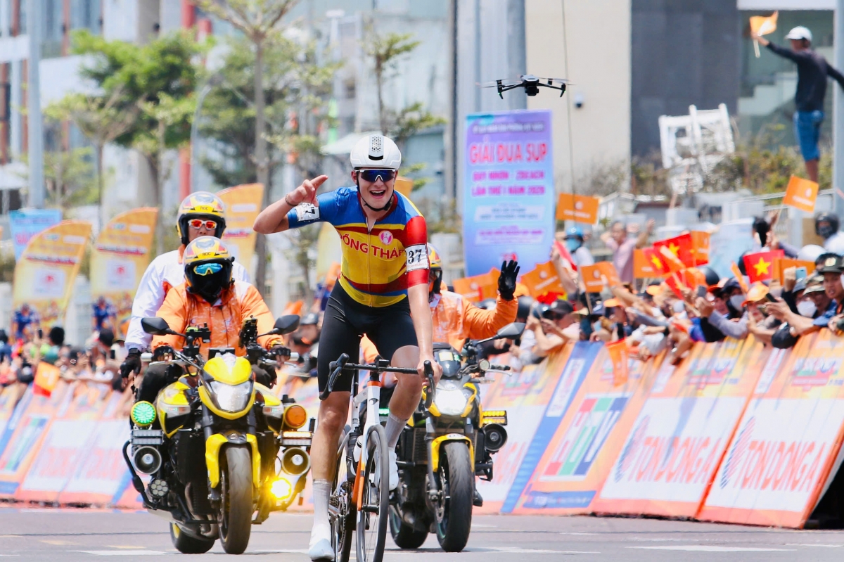 Christoph Janssen ăn mừng khi mang về chiến thắng chặng đầu tiên cho Đồng Tháp (ảnh: BTC)