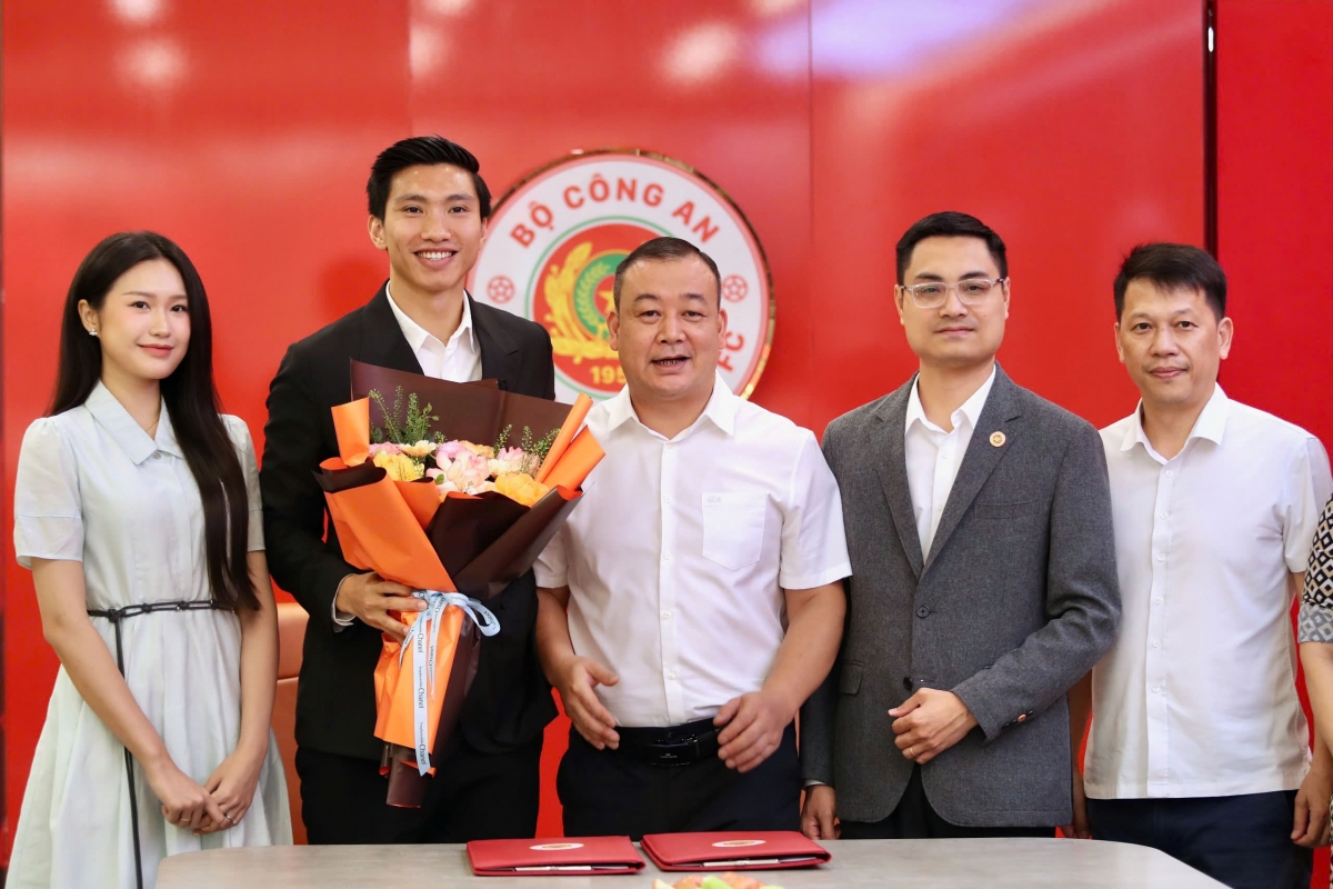 Văn Hậu trong buổi ký kết gia hạn hợp đồng với đội bóng CAHN (ảnh: Bảo Ngọc)