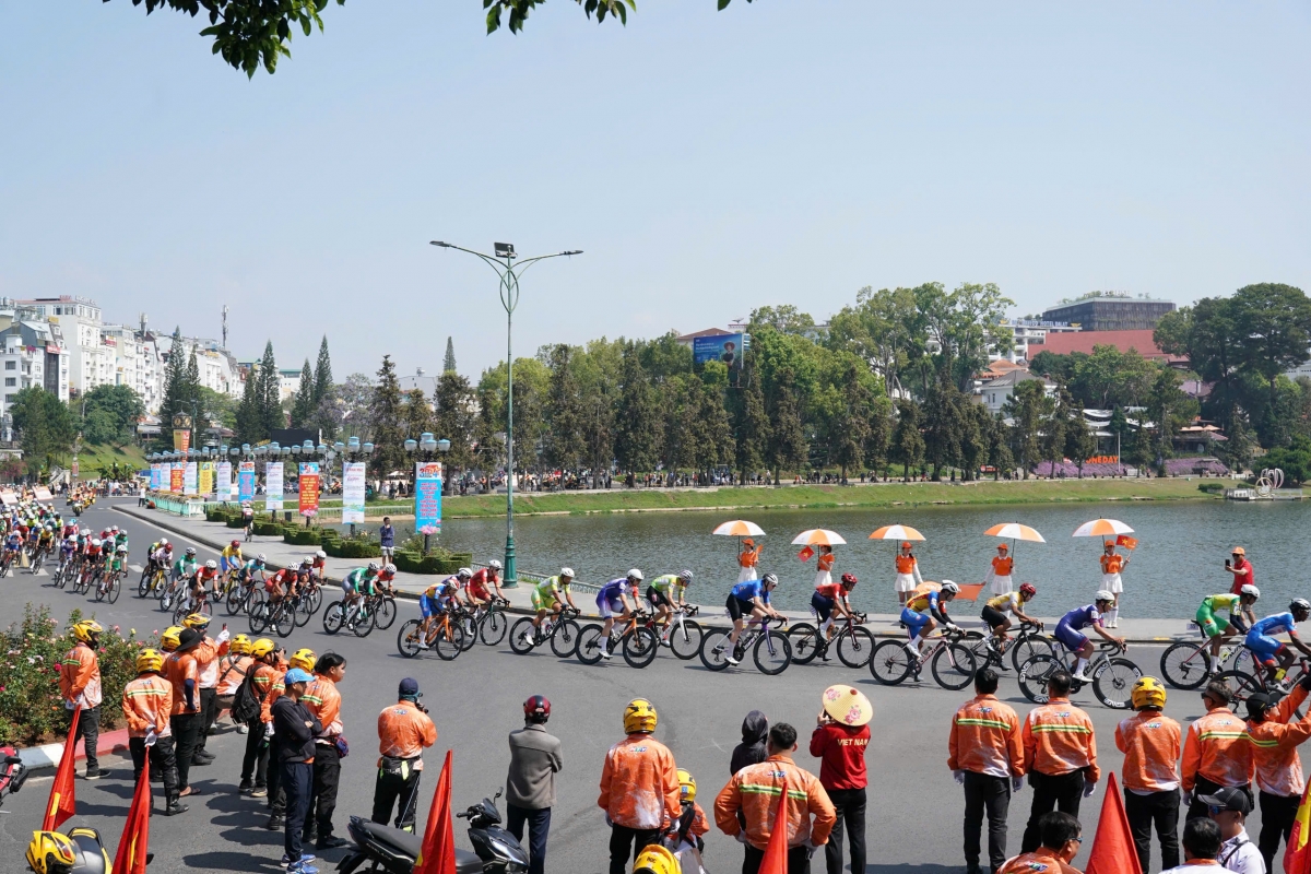 Các cua-rơ có điều kiện bung sức ở chặng đua ngắn và đường đua đẹp (ảnh: BTC)