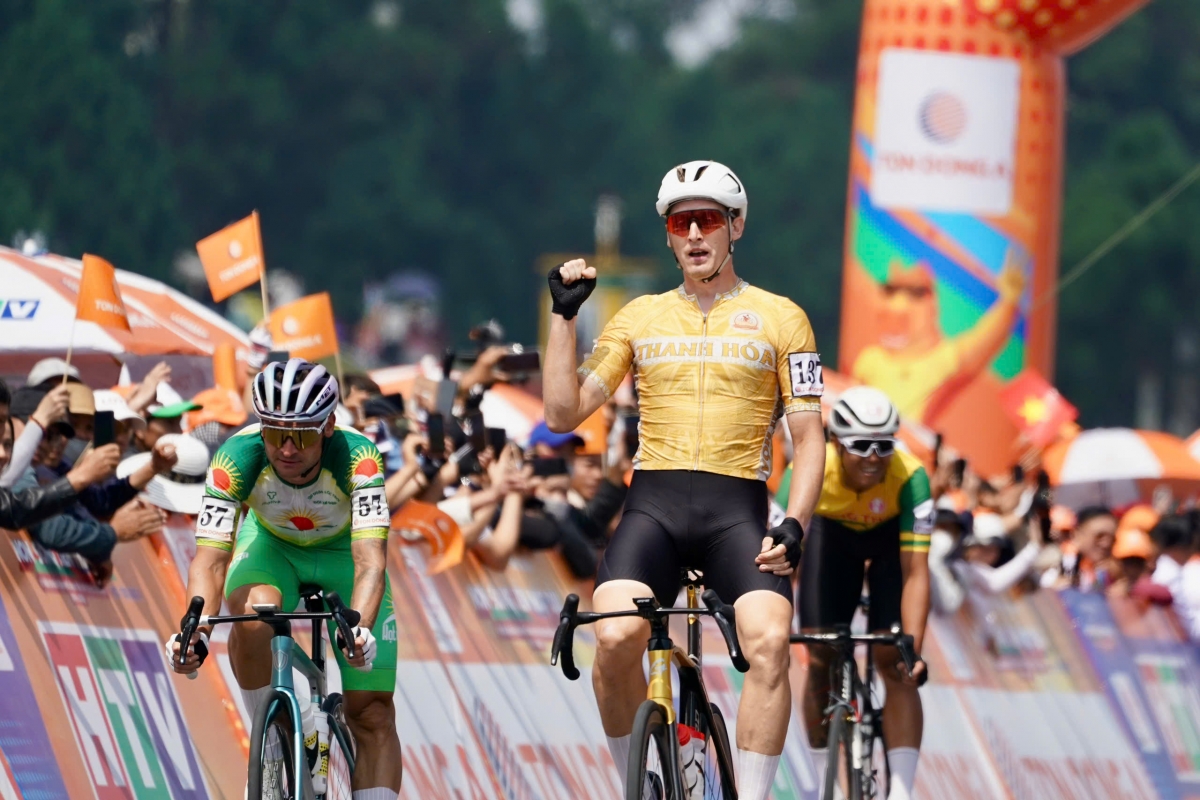 Anton Popov ăn mừng chiến thắng thứ 2 ở Cúp xe đạp truyền hình TP.HCM 2026 (ảnh: BTC)