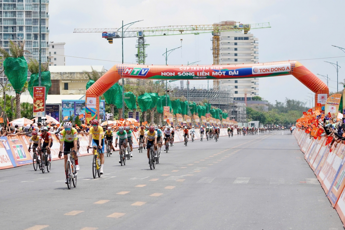 Các cua-rơ trải qua lộ trình gần 170km khi tranh tài ở chặng đua thứ 18 (ảnh: BTC)