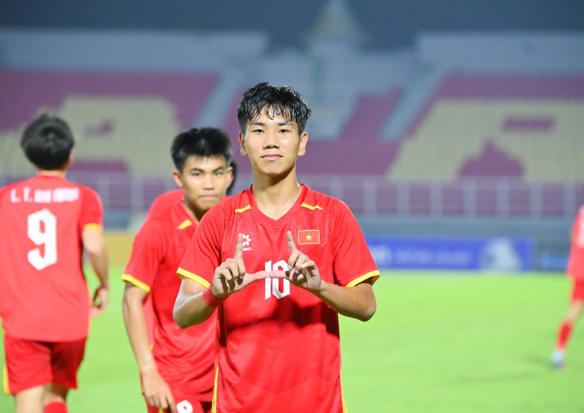 Nguyễn Lực ấn định chiến thắng 2-1 cho U17 Việt Nam (ảnh VFF)